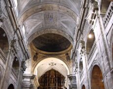 Descubre la belleza de la Plaza de la Constitución en Oviedo: un imperdible en tu viaje de turismo